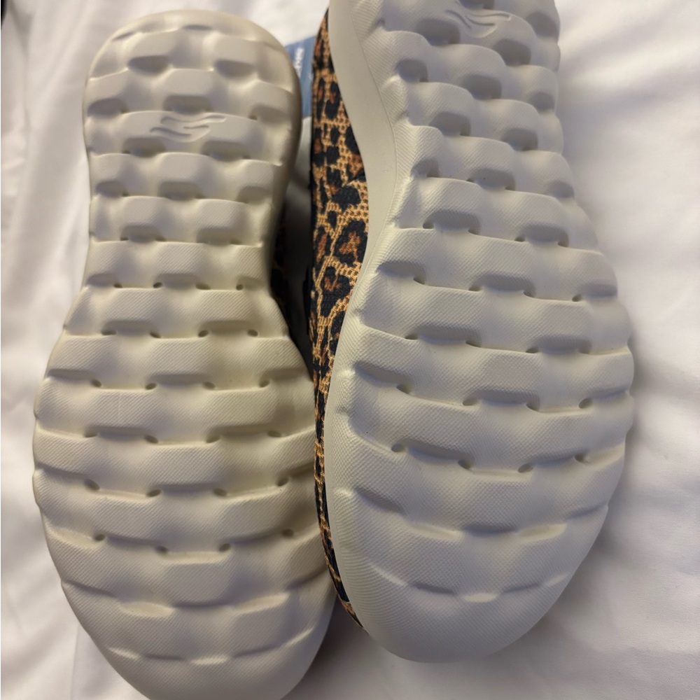 Skechers Women's Go Walk Style Leopard Slip-On Sneakers New Size 5 - Picture 3 of 9